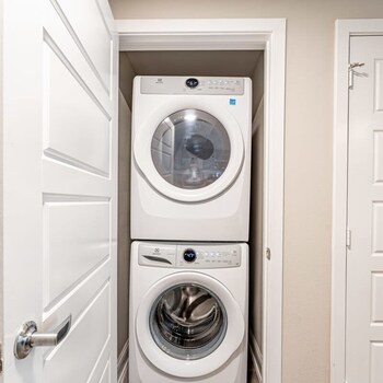 cozy 1br king suite close to downtown w fast wifi
