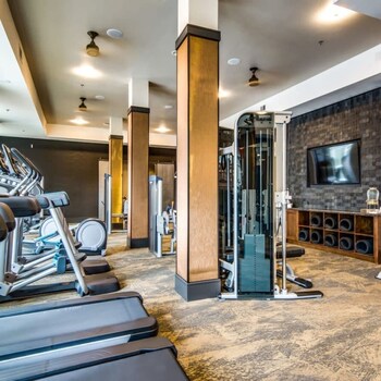 cozy 1br king suite close to downtown w fast wifi