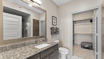 cozy 1br king suite close to downtown w fast wifi