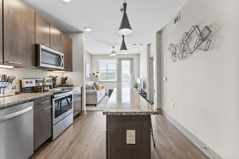 cozy 1br king suite close to downtown w fast wifi