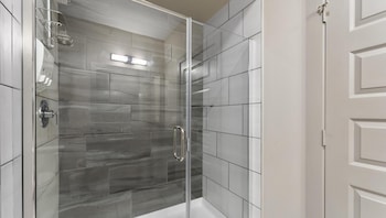 cozy 1br king suite close to downtown w fast wifi