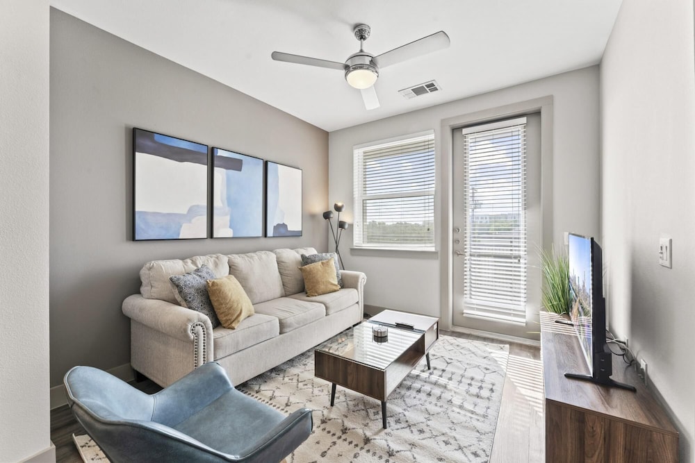 cozy 1br king suite close to downtown w fast wifi