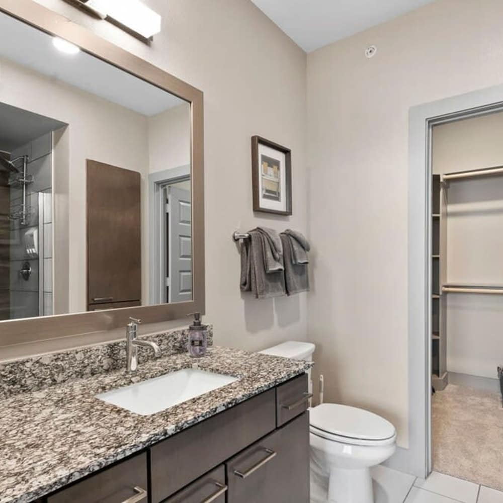 cozy 1br king suite close to downtown w fast wifi