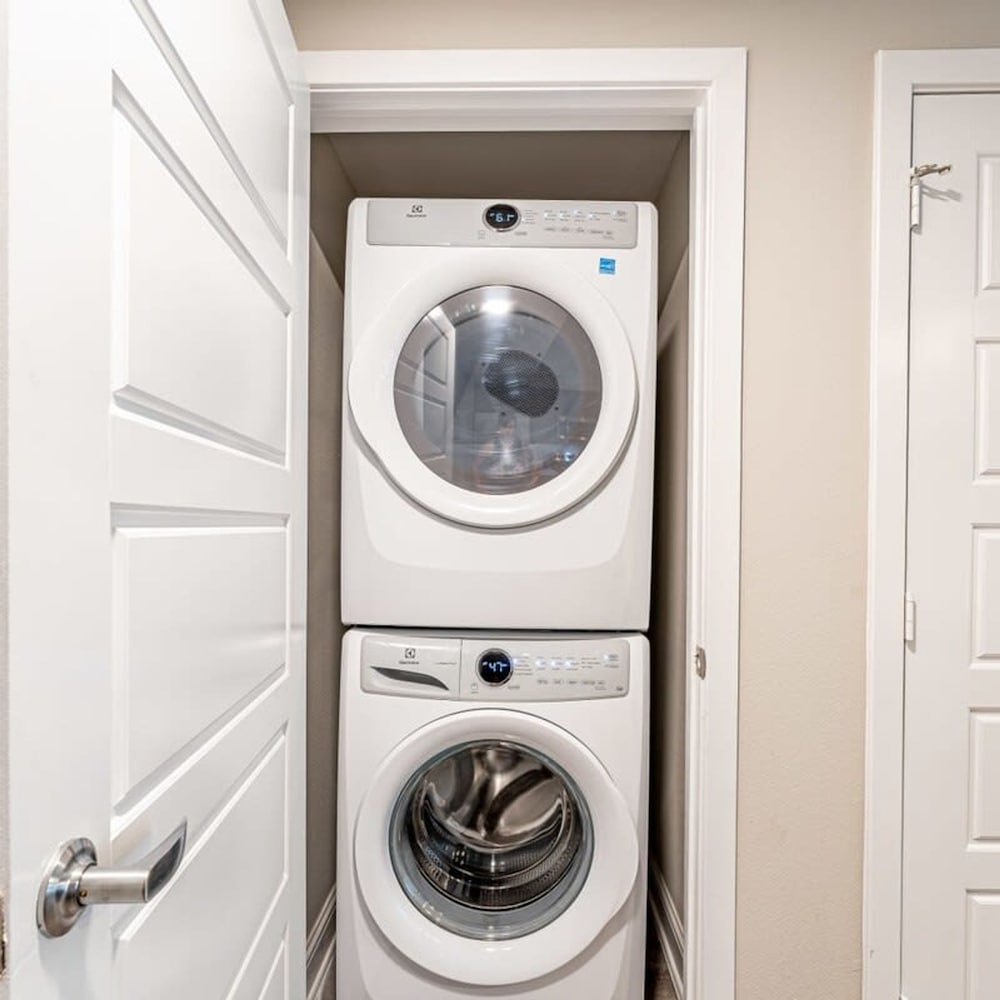 cozy 1br king suite close to downtown w fast wifi