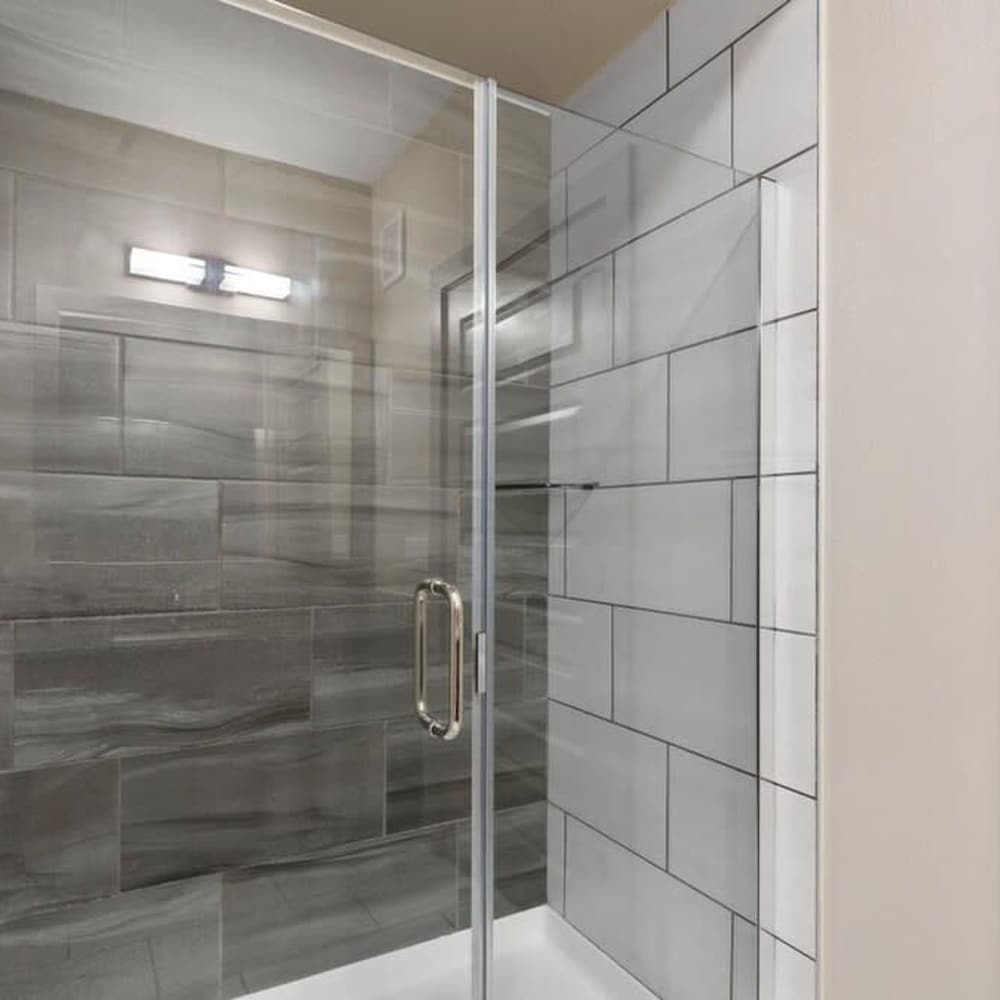 cozy 1br king suite close to downtown w fast wifi