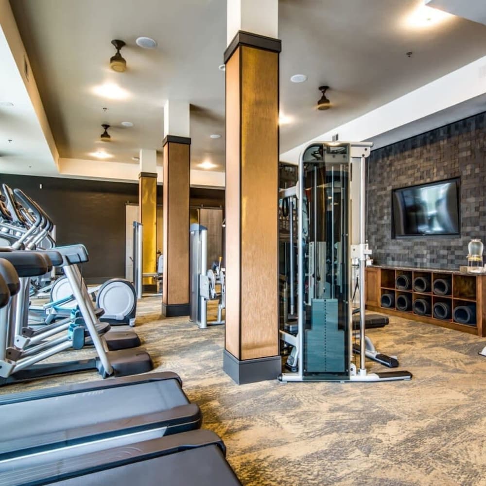 cozy 1br king suite close to downtown w fast wifi