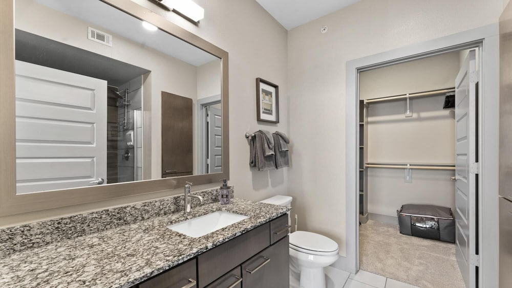 cozy 1br king suite close to downtown w fast wifi
