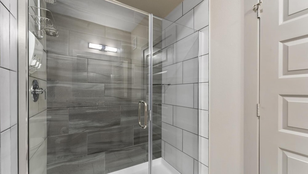 cozy 1br king suite close to downtown w fast wifi