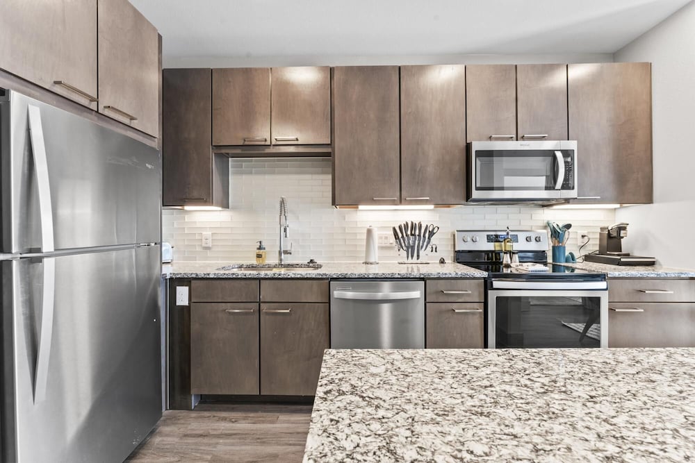 cozy 1br king suite close to downtown w fast wifi