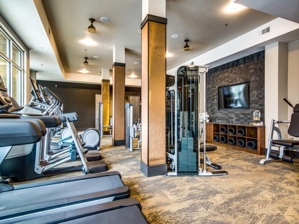 cozy 1br king suite close to downtown w fast wifi
