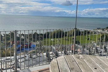 stunning hillside sea view 2 bed in barmouth