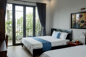 hoi an family room with swimming pool