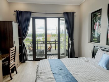 hoi an family room with swimming pool