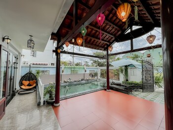 hoi an family room with swimming pool