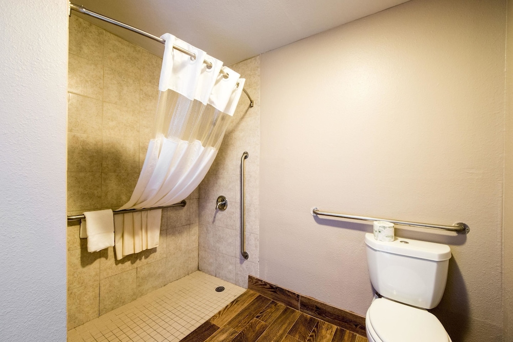 quality inn university near downtown