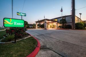 quality inn university near downtown