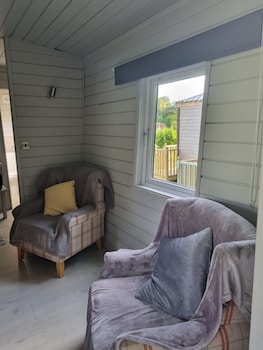 shepherds hut riverside 6