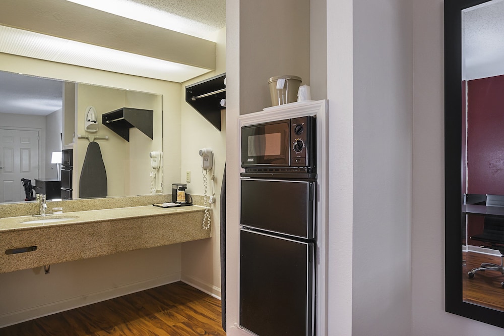 red roof inn and suites scottsboro