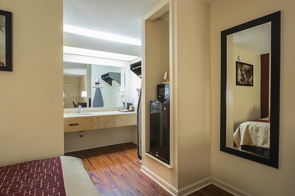 red roof inn and suites scottsboro