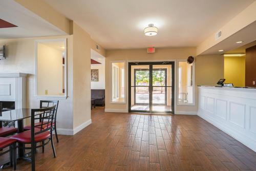 red roof inn and suites scottsboro