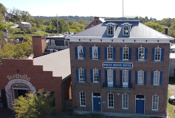 White House Hotel,232 Wharf St,2 star
