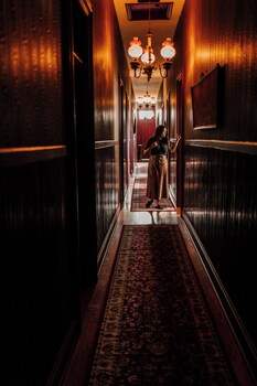White House Hotel,232 Wharf St,2 star