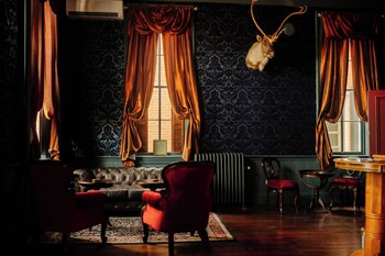 White House Hotel,232 Wharf St,2 star
