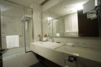 c hotel and suites doha