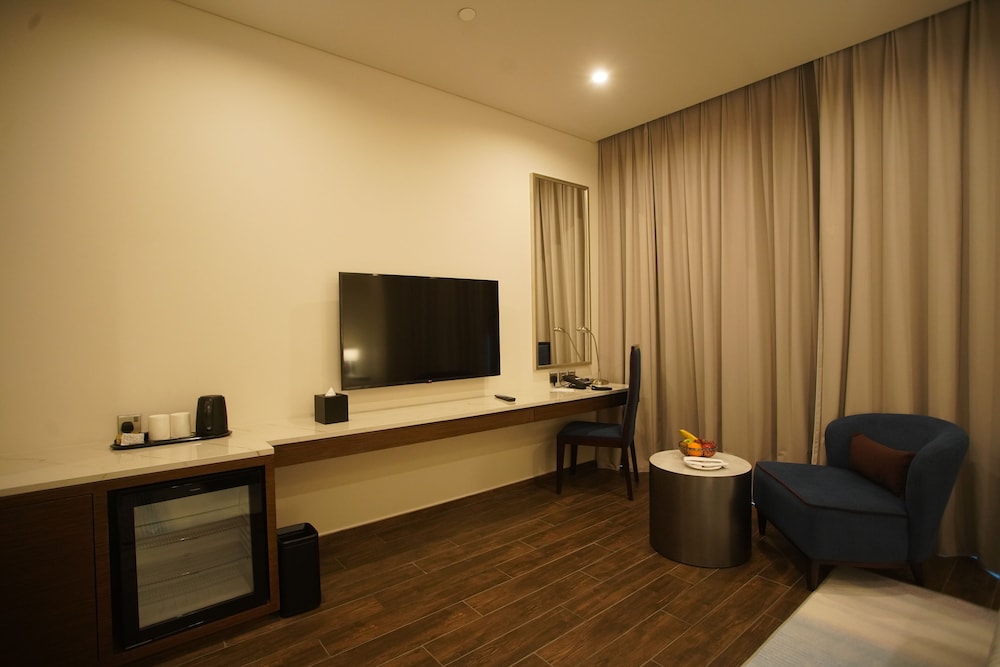 c hotel and suites doha