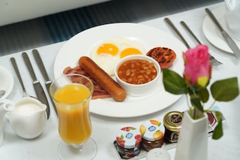 c hotel and suites doha