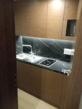 c hotel and suites doha