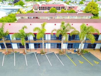 aaron court motor inn
