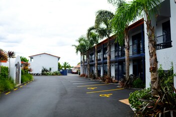 aaron court motor inn