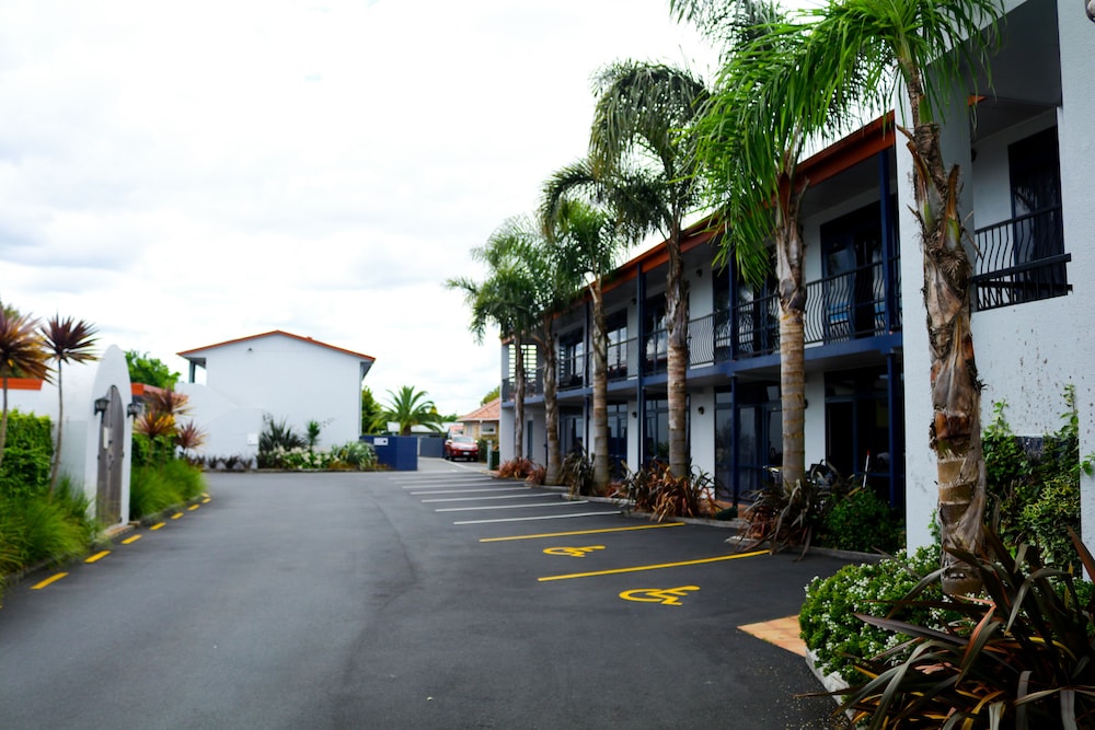 aaron court motor inn