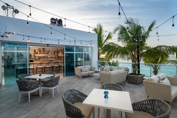 outstanding 1 bedroom apartment pool view a