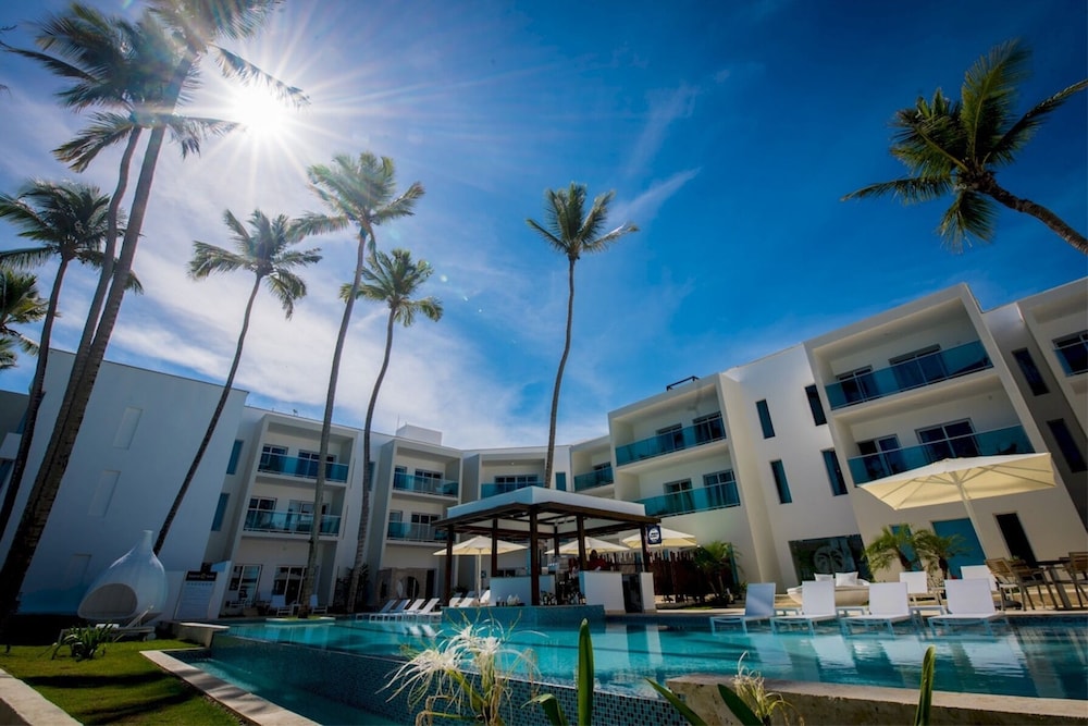 outstanding 1 bedroom apartment pool view a