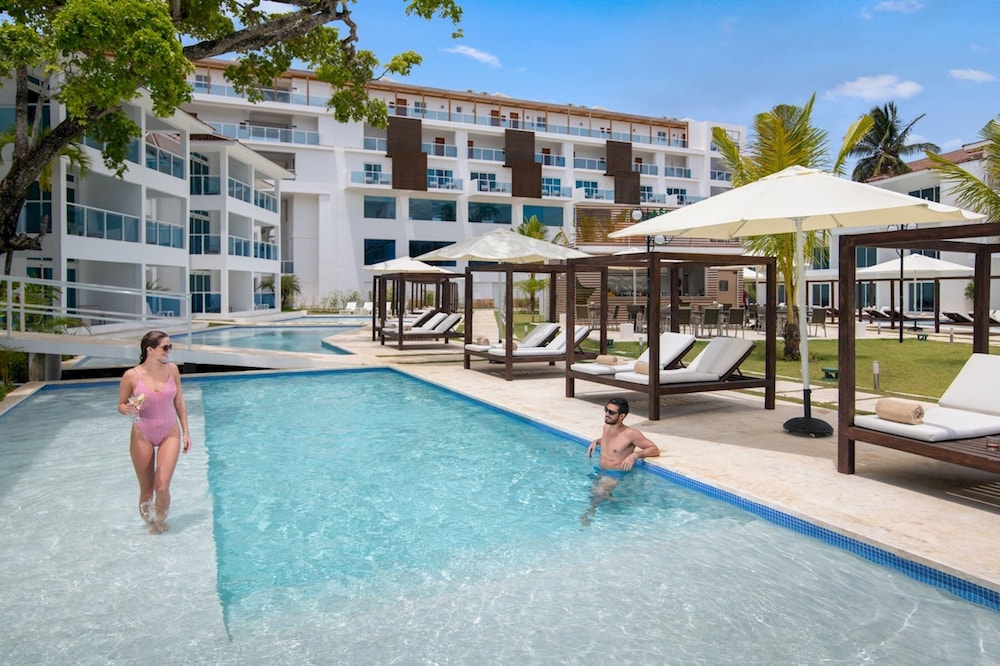 outstanding 1 bedroom apartment pool view a