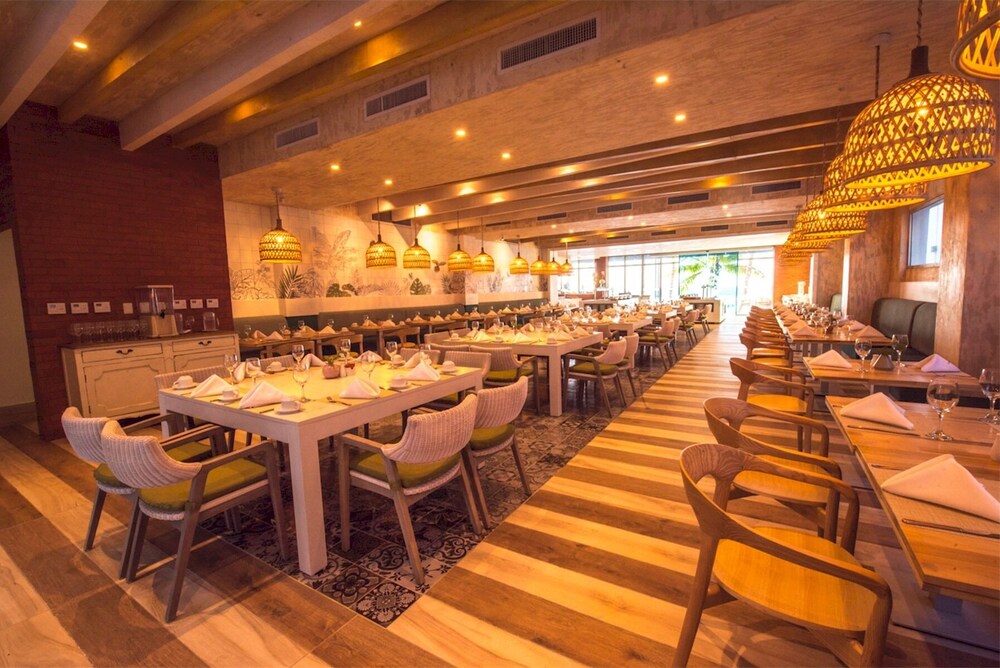 outstanding 1 bedroom apartment pool view a