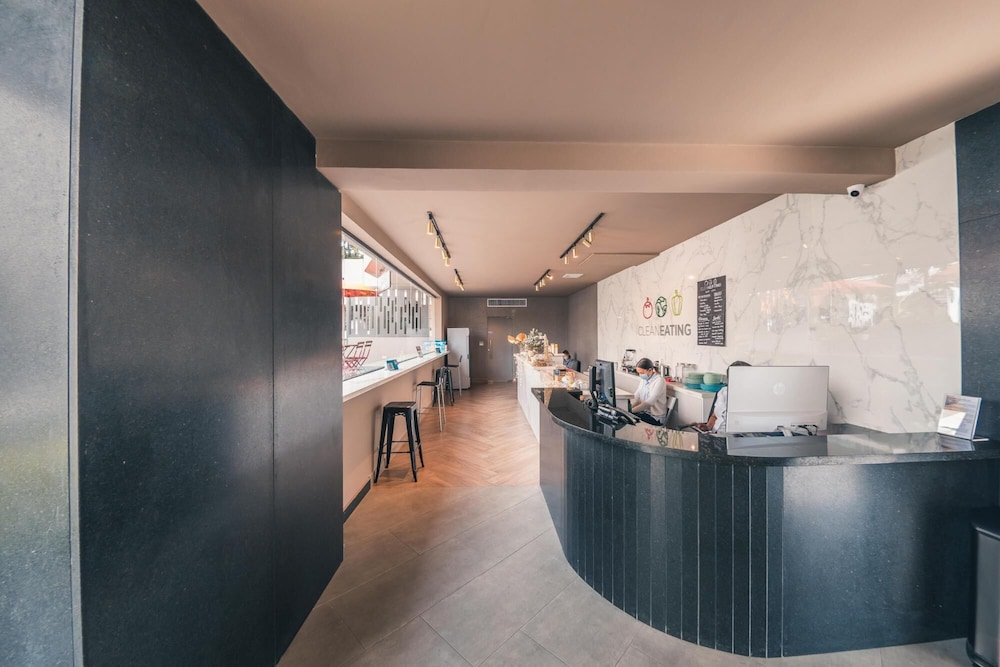 breakfast included at regatta living 605