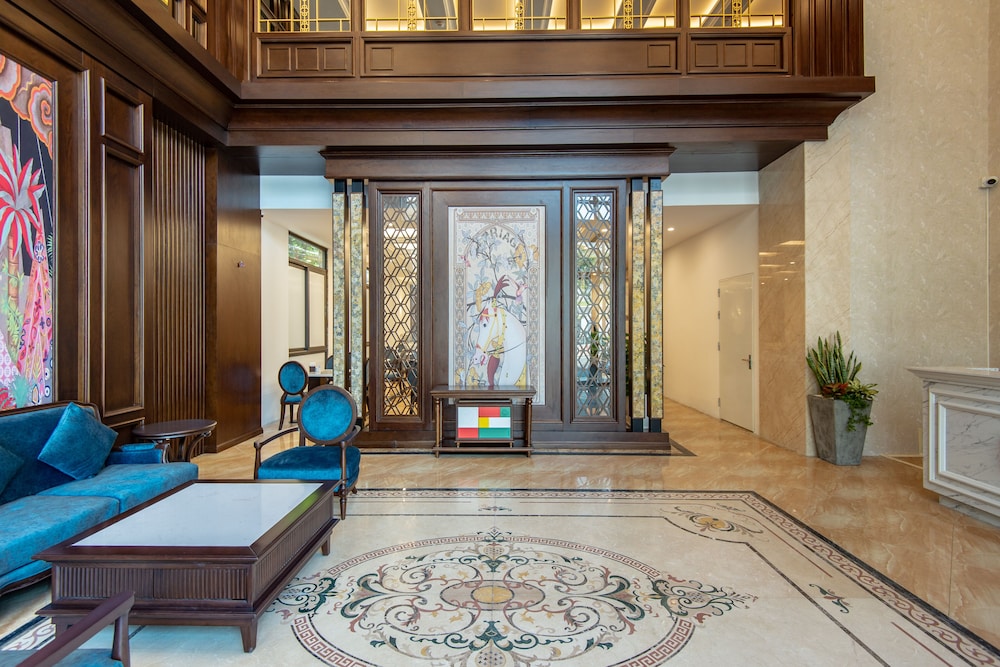 reyna luxury hotel