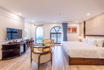 reyna luxury hotel