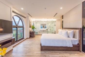 reyna luxury hotel