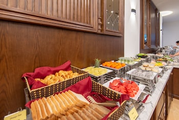 reyna luxury hotel