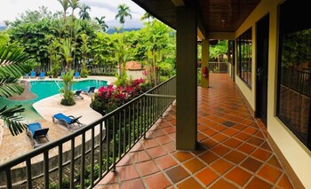 arenal backpackers resort