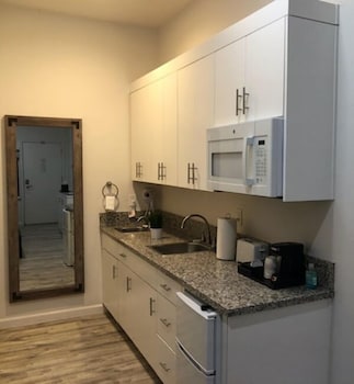 Villa Alamari Inn And Suites,566 S Madera Ave,2.5 star