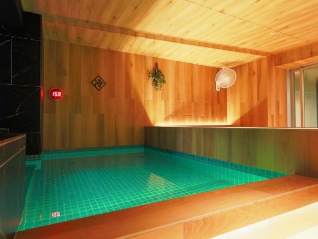 rembrandt cabin and spa shimbashi caters to men