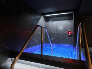 rembrandt cabin and spa shimbashi caters to men