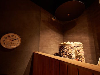 rembrandt cabin and spa shimbashi caters to men