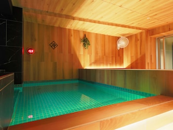 rembrandt cabin and spa shimbashi caters to men