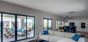 luxury 5 bedroom pool villa b11b